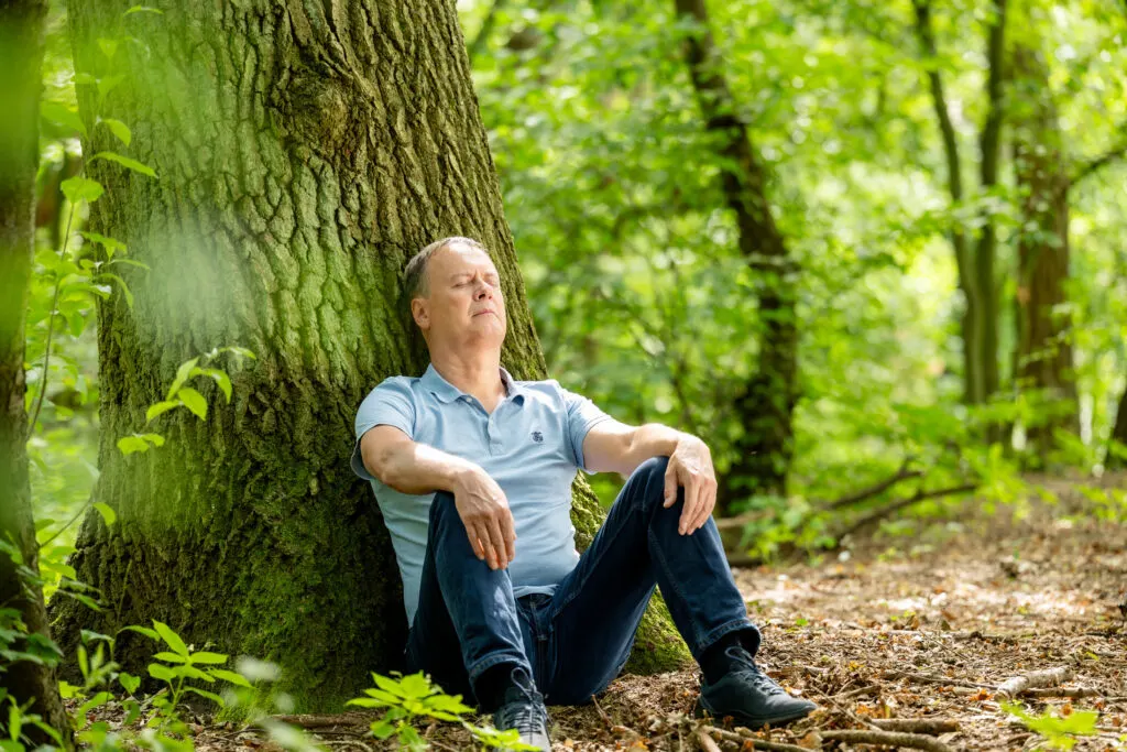 Resilienz- und Lifecoach Martin Hubal entspannt im Wald